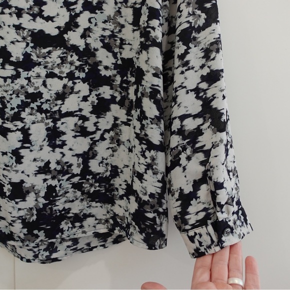 Ann Taylor Petites Multicolor Ruffle Front Blouse Sz MP Lightweight Flowy Blue - Picture 12 of 12